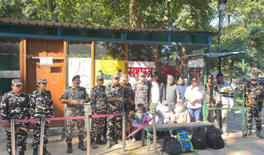 कैलालीको गौरीफन्टा नाकाबाट समातिए ५२ तोला सुन र ७८० ग्राम चाँदीसहित ४ जना नेपाली